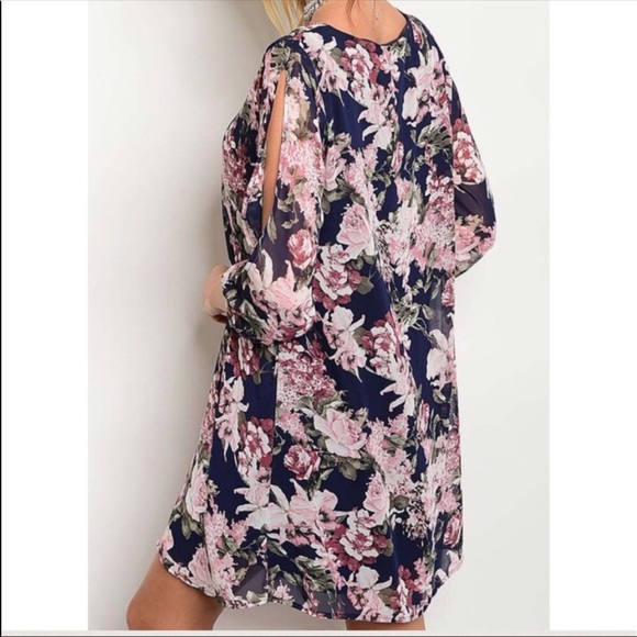 Dress with open sleeves - Picture 2 of 3