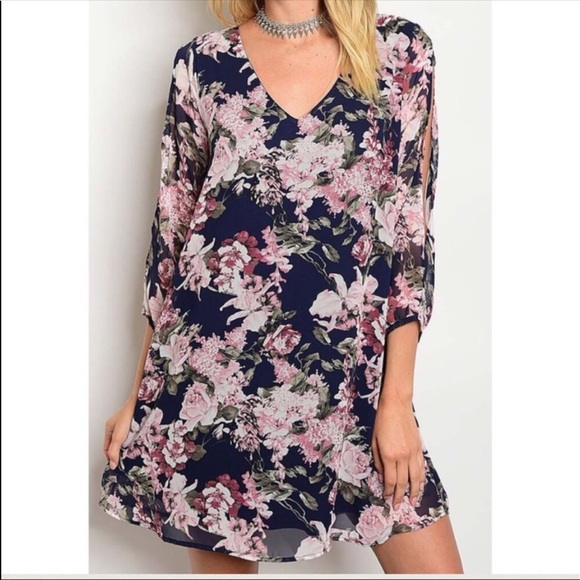 Dress with open sleeves - Picture 3 of 3