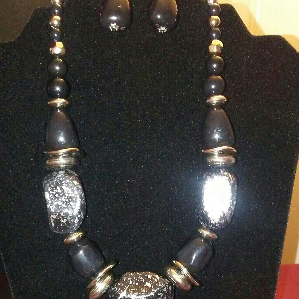 Black and silver beaded necklace w/earrings
