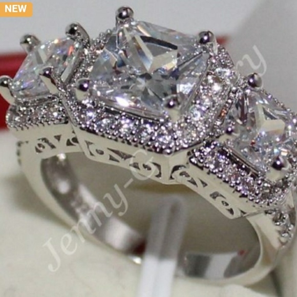 Beautiful 3 Stone CZ & .925 Sterling Silver Ring - Picture 2 of 5