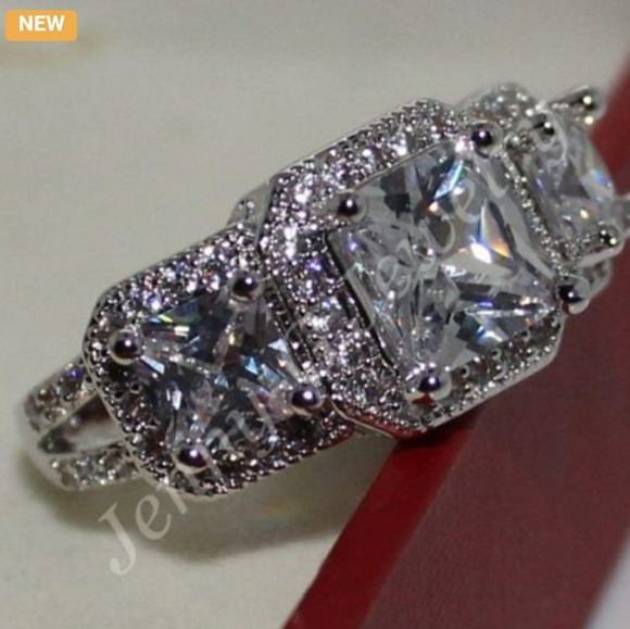 Beautiful 3 Stone CZ & .925 Sterling Silver Ring - Picture 3 of 5