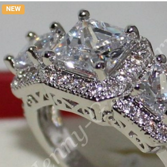 Beautiful 3 Stone CZ & .925 Sterling Silver Ring - Picture 4 of 5