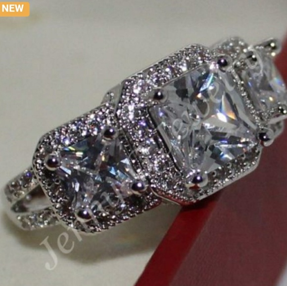 Beautiful 3 Stone CZ & .925 Sterling Silver Ring - Picture 5 of 5