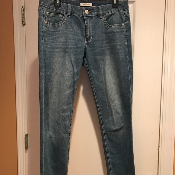 Jeans with accents on zippers and back pockets - Picture 1 of 5