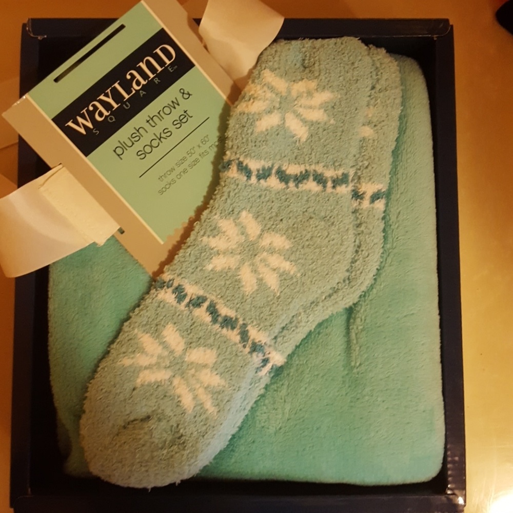 Wayland Plush Throw & Socks set