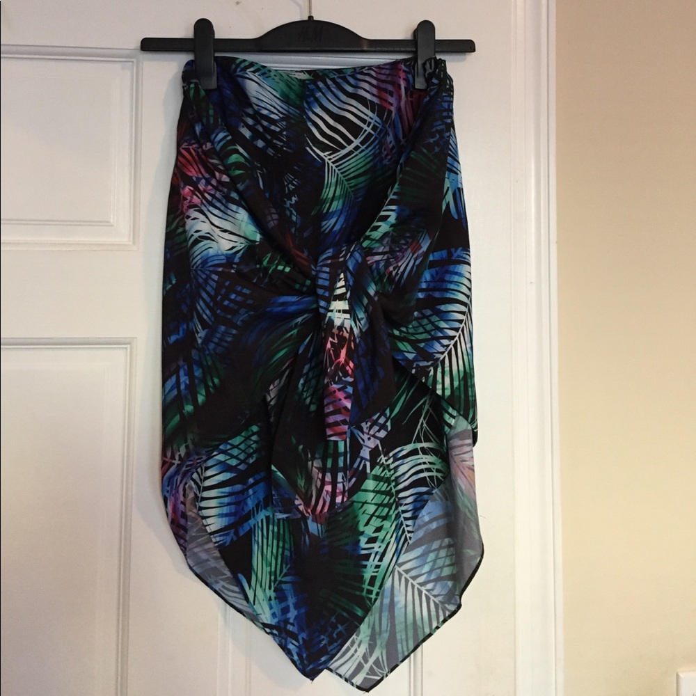 Midi length skirt with palm print.