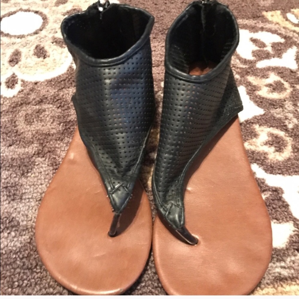 Black poppy sandals