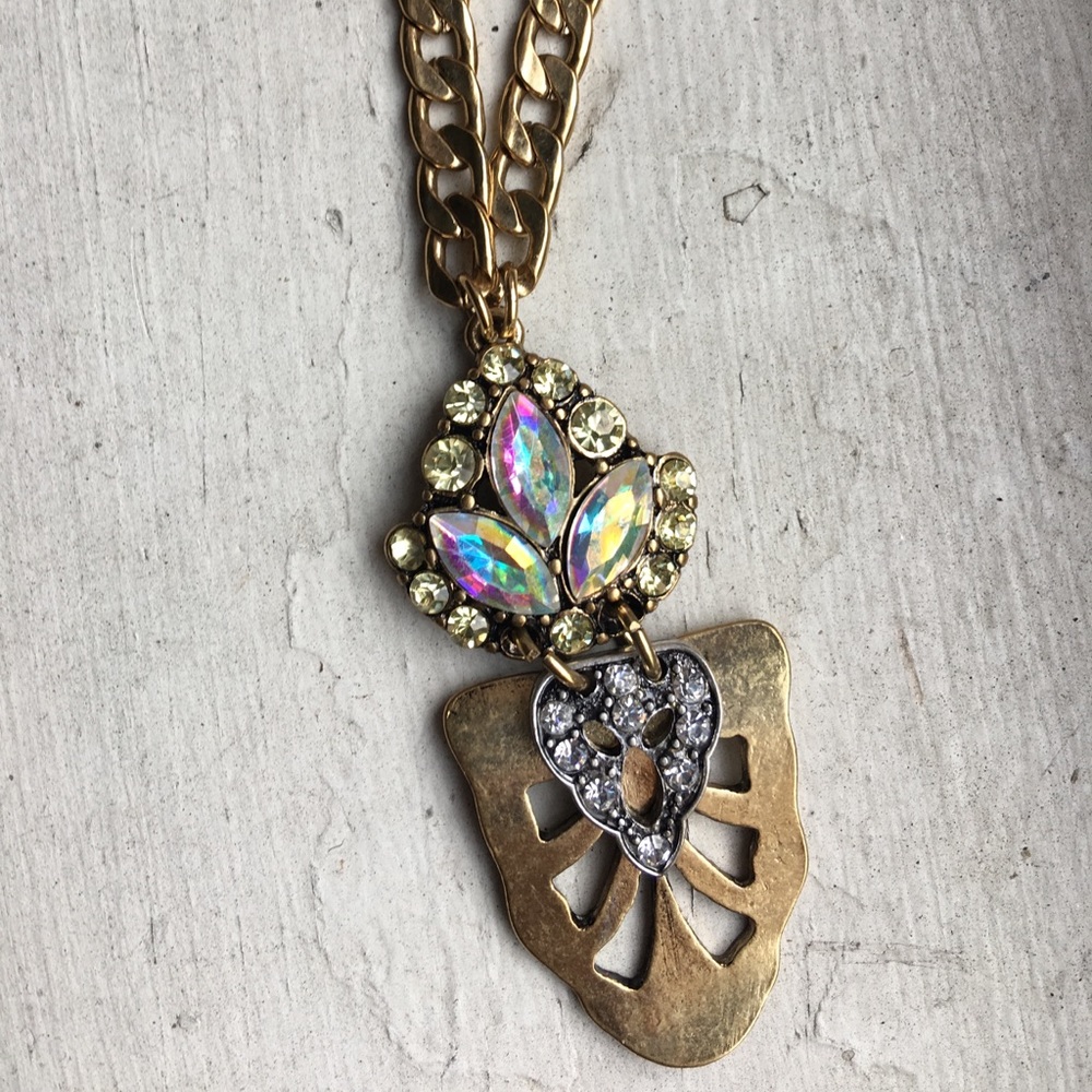 Gold pendant necklace