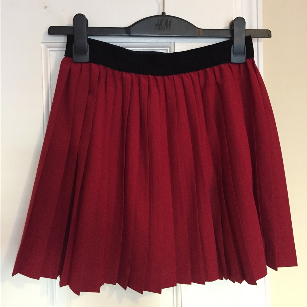 Pleated mini skirt burgundy color
