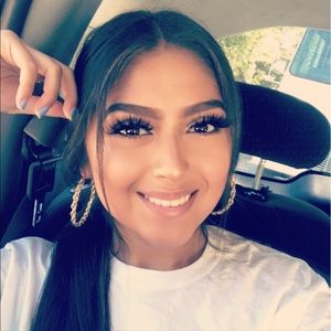 Meet your Posher, Yoanka