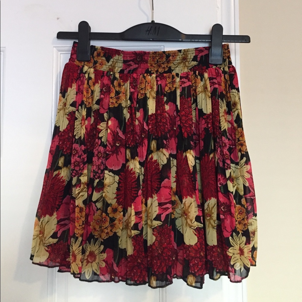 Pleaded mini skirt with floral print