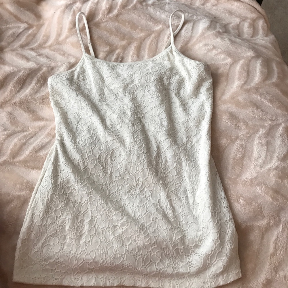 White lace pattern tank top.