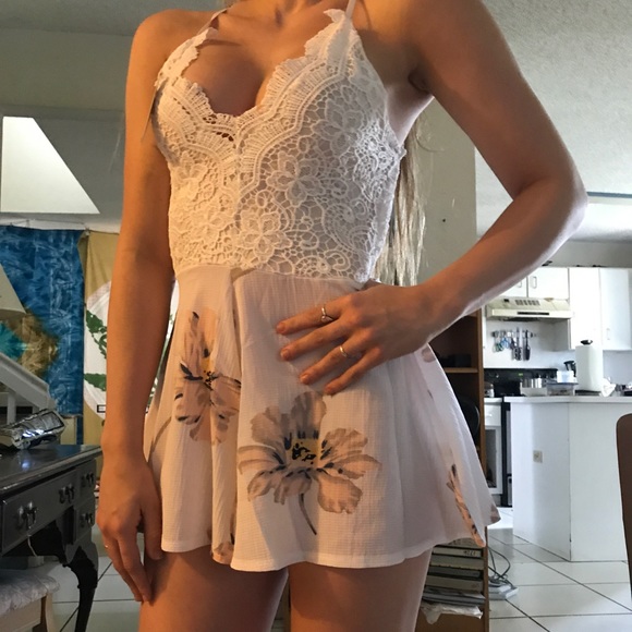 Flattering Floral Crochet Bodice -Romper- , S NWT - Picture 5 of 5