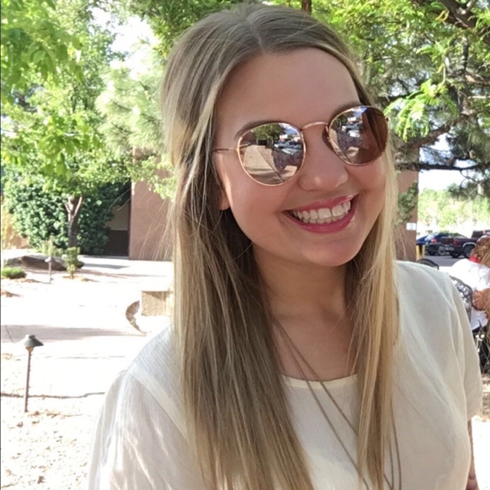 Meet your Posher, Caitlin