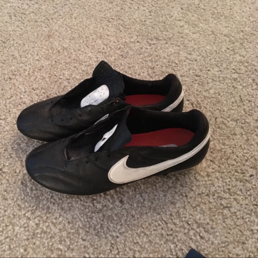 Nike tiempo soccer cleats warn once but too small