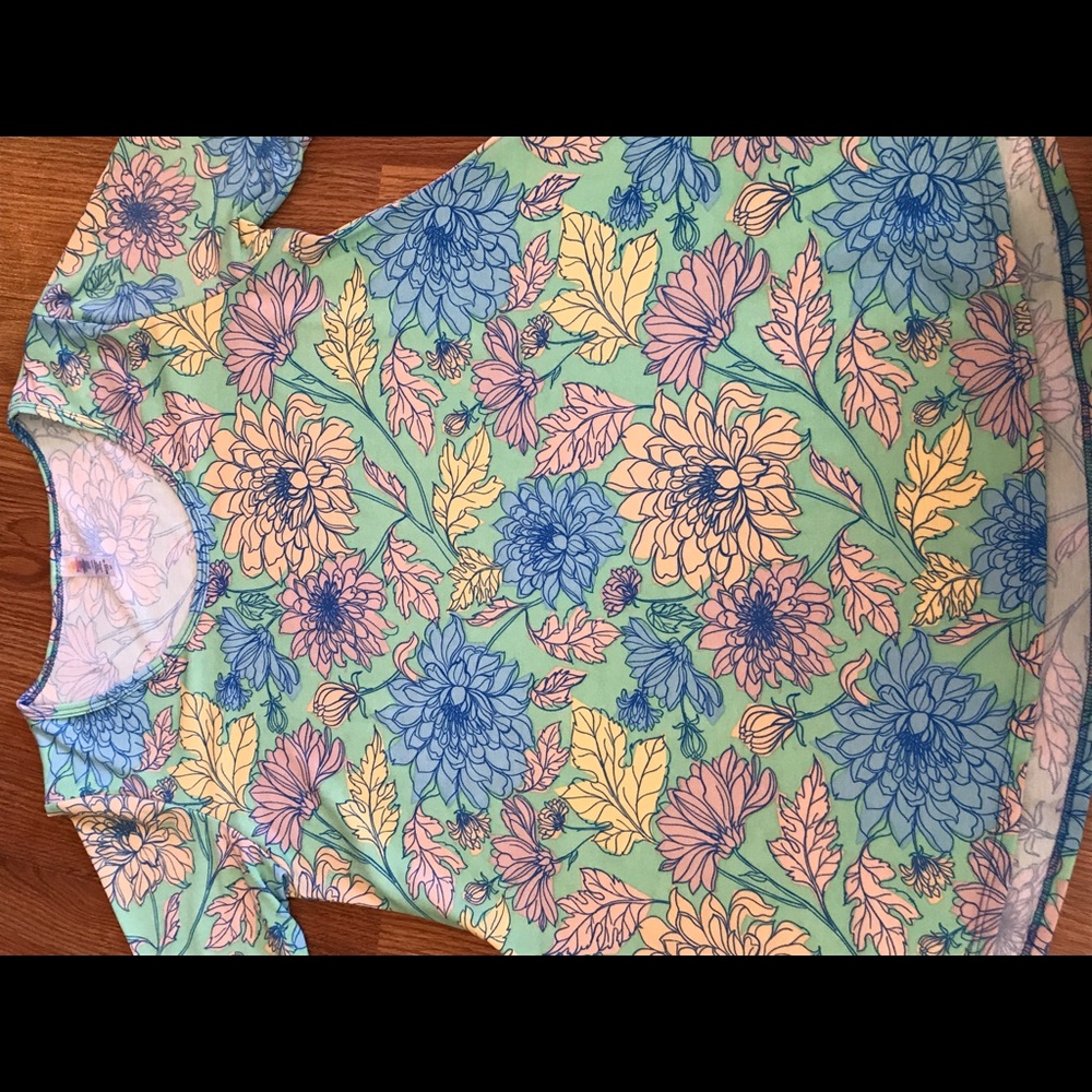 BNWOT Lularoe Perfect T