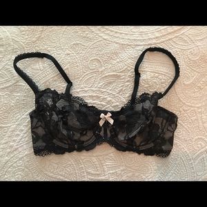 NWOT Victoria's Secret 34C Lace Bra