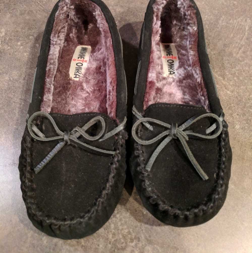 Minnetonka Moccasins with fur lining- W7
