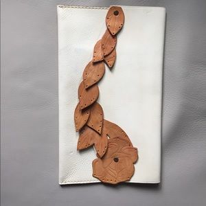 🍁 GAP leather clutch - Off white/tan