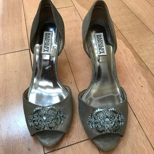 Gorgeous Badgley Mischka Size 8 gold heels