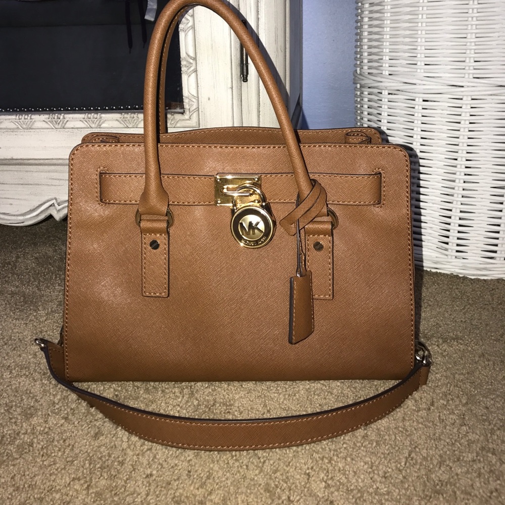 Michael kors pocket book