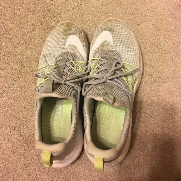 Nike tennis shoes - Picture 2 of 3