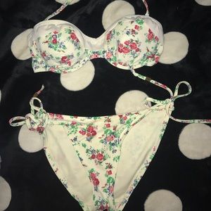 Foral bikini set. Vintage style pin up
