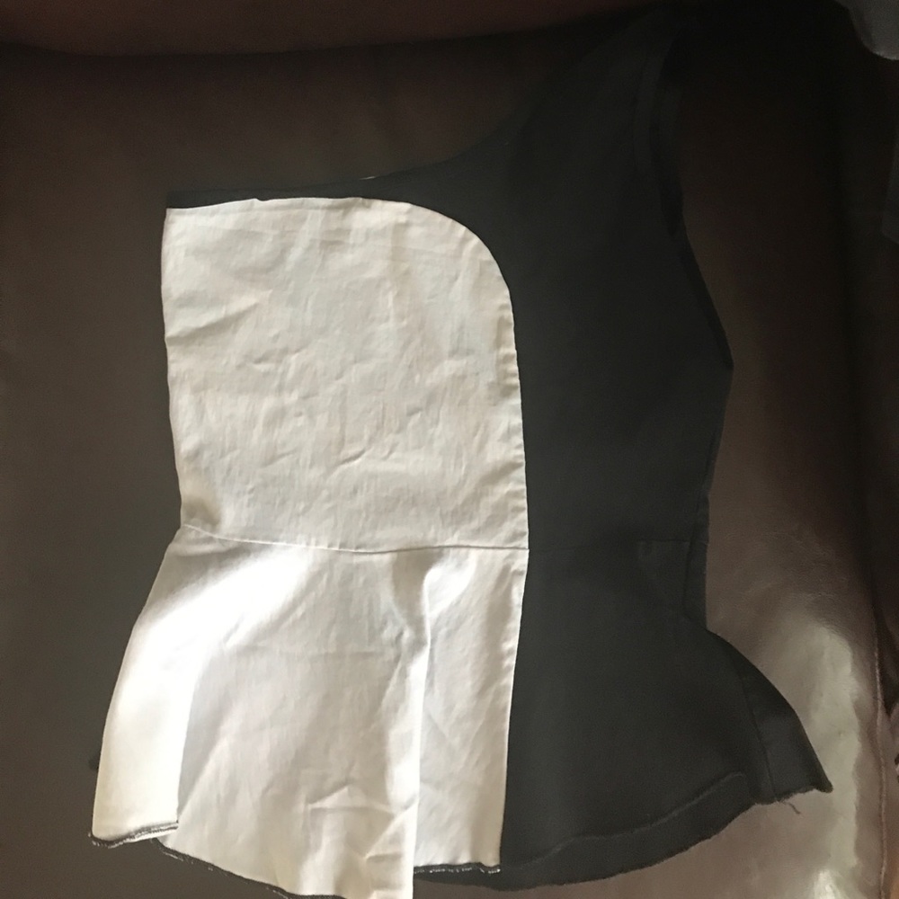 Very cute black & white one shoulder top
