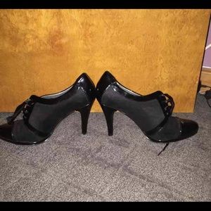 Tahari black suede heels