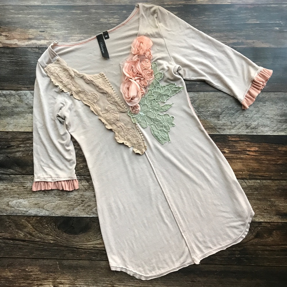 BKE Boutique beautiful 3/4 length sleeve top. - Picture 2 of 4