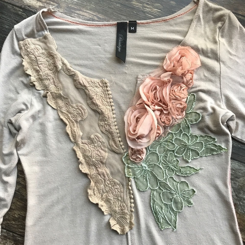 BKE Boutique beautiful 3/4 length sleeve top. - Picture 3 of 4