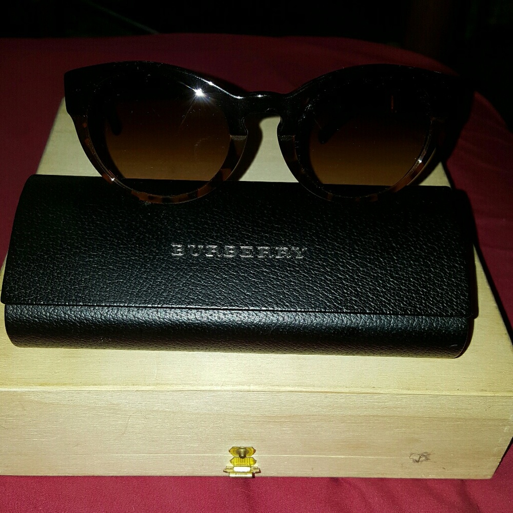 Burberry sunnies