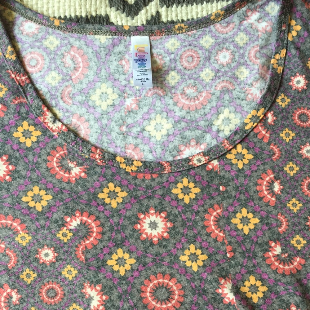 BEAUTIFUL LuLaRoe Classic Tee!!! Steal!!