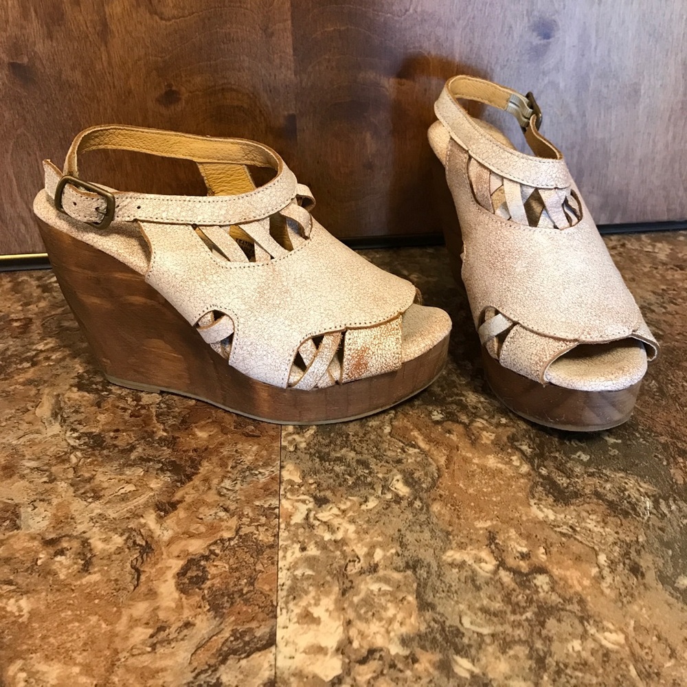 Very Volatile Sloane Off White Wedge