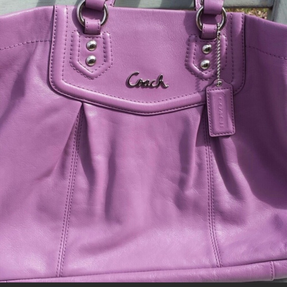 Perfect Spring/Summer Lavender Coach Bag!