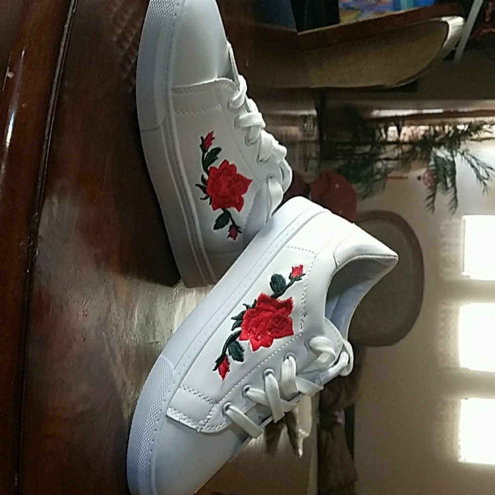 Embroidered fashion white shoe
