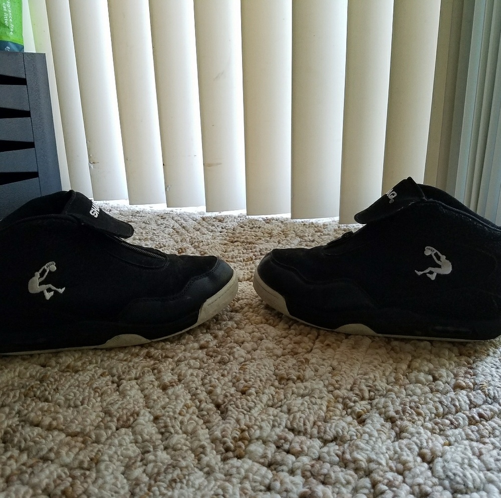 🔖size 5 youth Shaq hightop shoes
