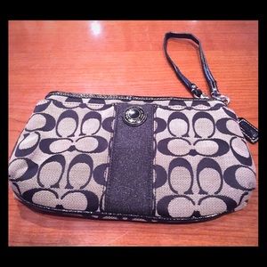 PRICE DROP ⬇️⬇️⬇️ coach signature wristlet