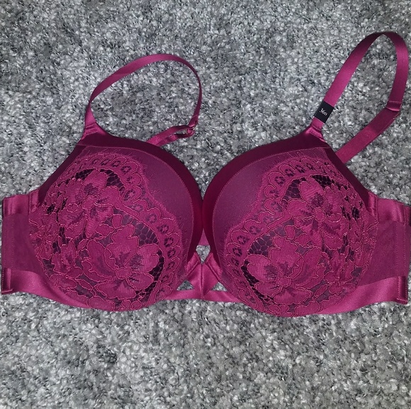 **SOLD** Very sexy push up - Picture 1 of 3