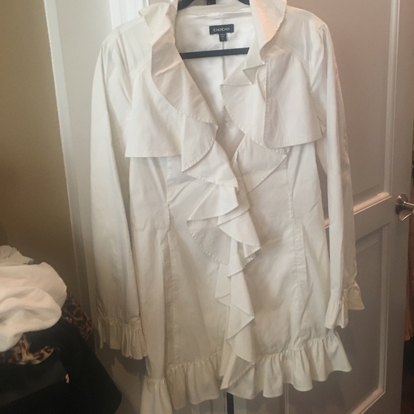 Ladies white Bebe ruffled jacket fully lined - Picture 2 of 5