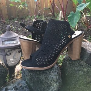New with tag Black and Tan 4.5 in heel pair
