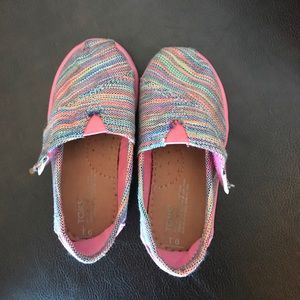 Kids TOMS size 6
