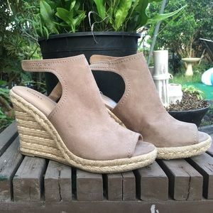 New with tag size 11 tan 5in heel