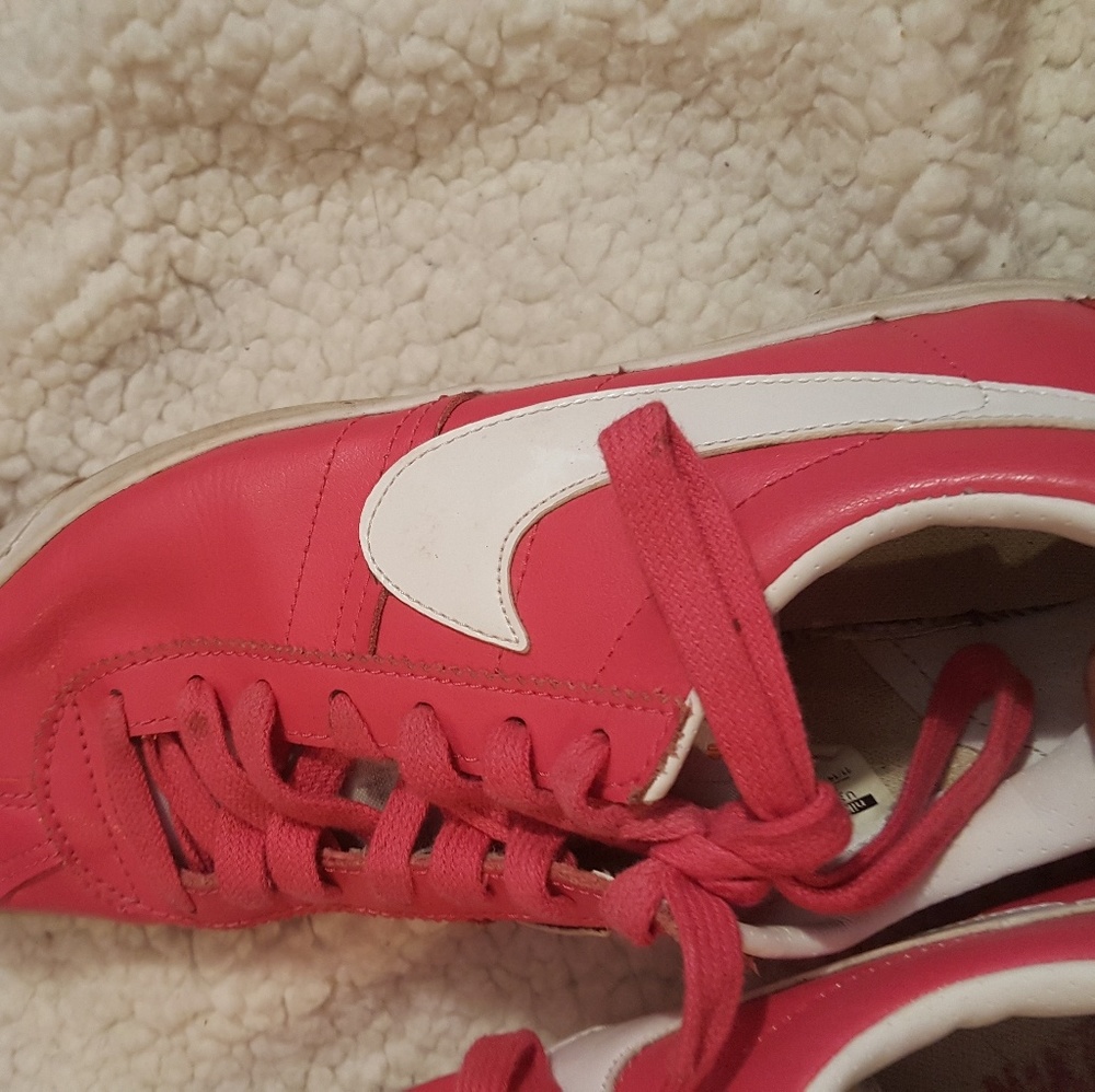 Pink Nike Tennis Shoes