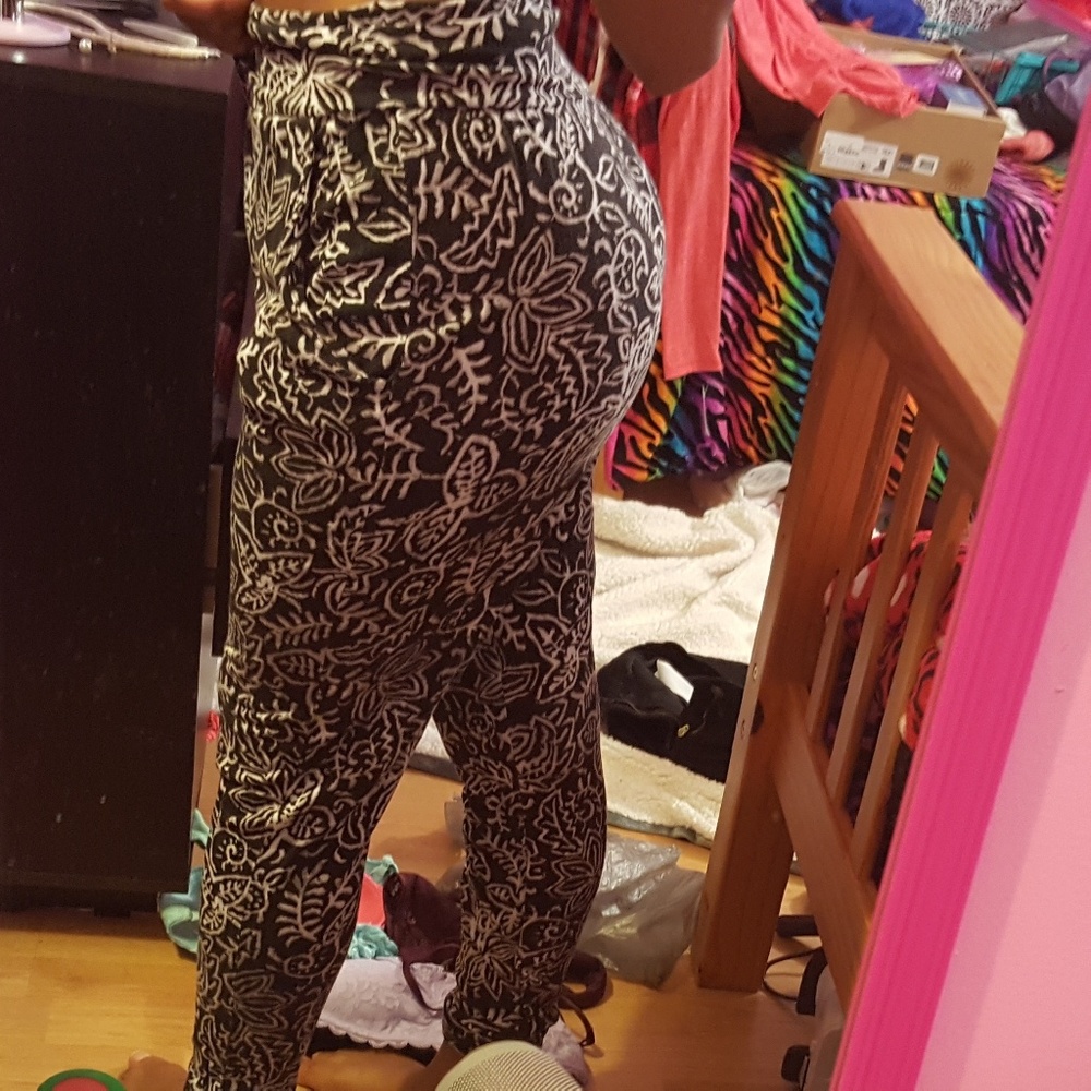 Super cute trendy flowy pants!