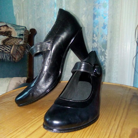 Clark's Mary Janes - Picture 1 of 3