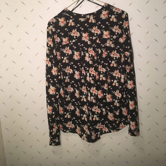 FOREVER 21 SPLIT BACK TOP W/ FLORAL DETAIL - Picture 2 of 4