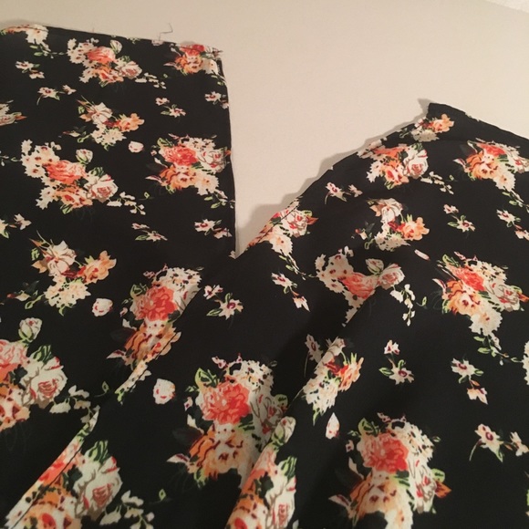 FOREVER 21 SPLIT BACK TOP W/ FLORAL DETAIL - Picture 4 of 4