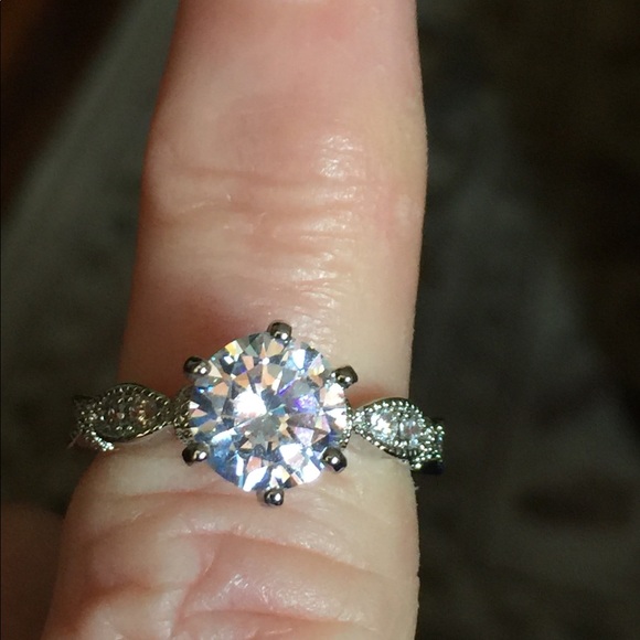SS 925 Gorgeous White Sapphire Solitaire - Picture 1 of 3