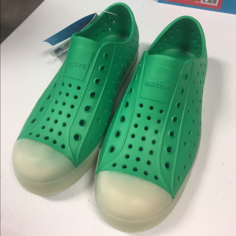 Native Jefferson shoe in lantern green/glow